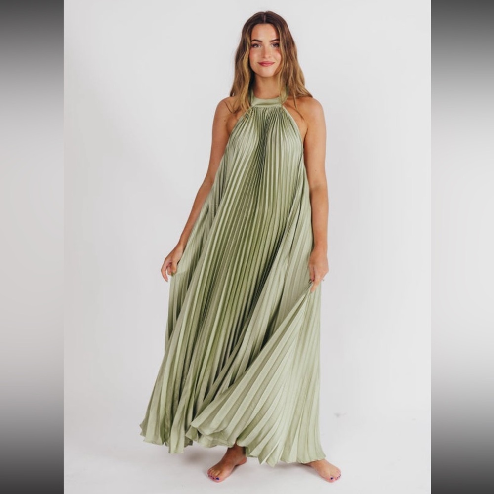 Maren Pleated Halter Maxi Dress in Sage - Bump Friendly (S-XL)
Medium